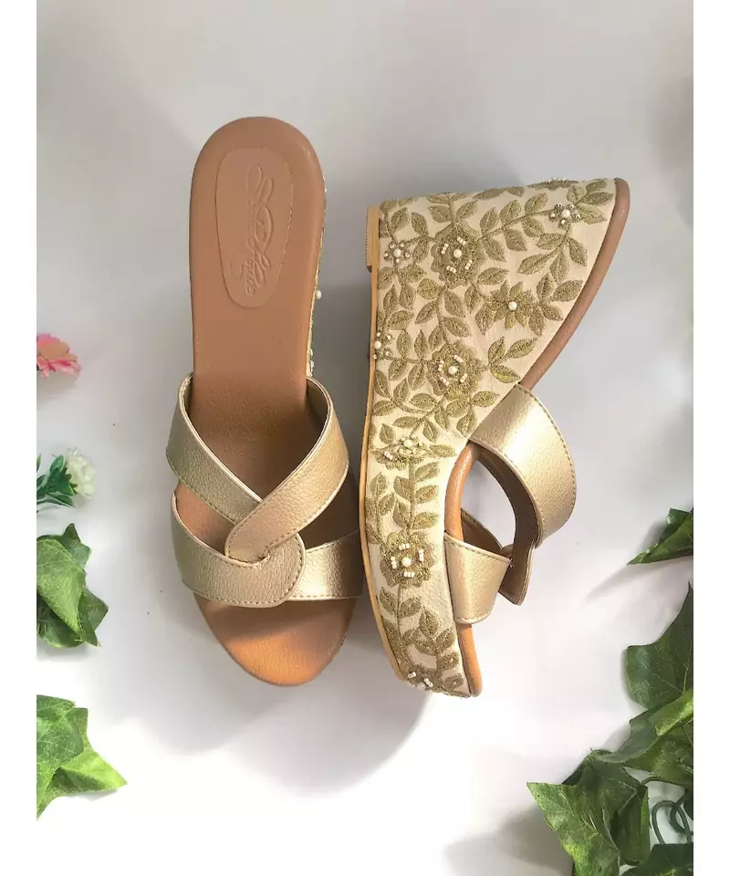Barqoue Cr  me And Gold Wedges