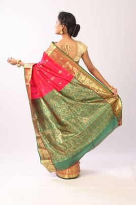 Magenta Hand Woven Silk Blend Saree With Blouse 4