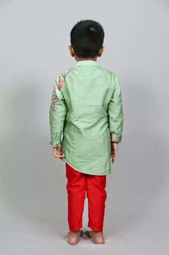 A symetrical kurta with pant