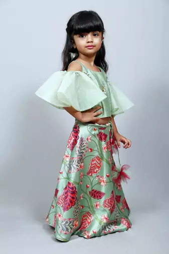 cold sleeves top with floral print skirt