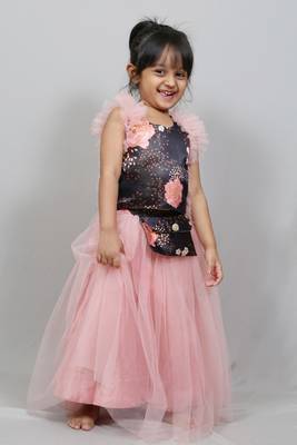 Swede top with frilled sleeves and skirt with attached pocket 2