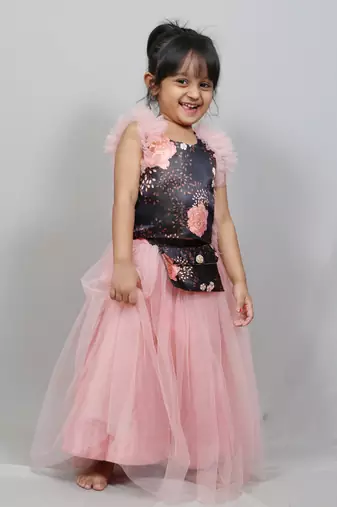 Swede top with frilled sleeves and skirt with attached pocket