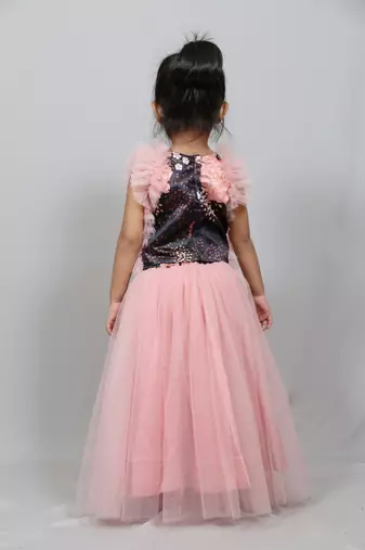 Swede top with frilled sleeves and skirt with attached pocket