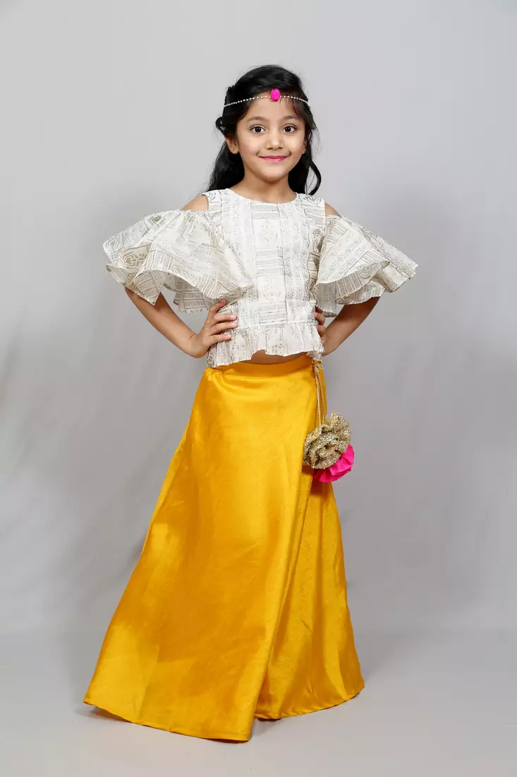 cold sleeves top and long skirt with flowers knot
