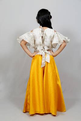 cold sleeves top and long skirt with flowers knot 2