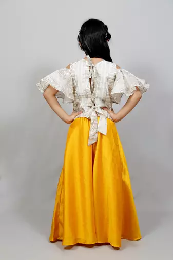 cold sleeves top and long skirt with flowers knot