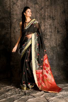 Black Handloom Saree With Maroon Pallu And Zari Work 1