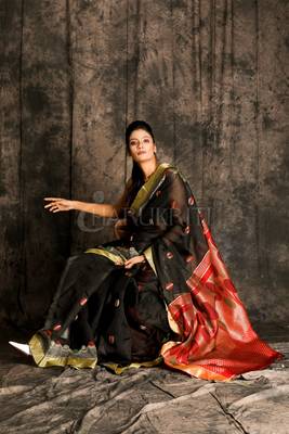 Black Handloom Saree With Maroon Pallu And Zari Work 2