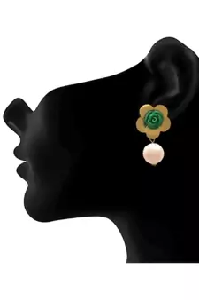 Gold pearl studs