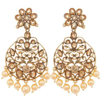Traditional Stone Studded & Pearl Necklace Set With Earrings & Maang Tikka For Women 3