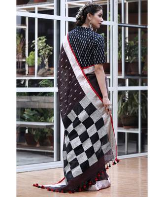 Deep Purple Linen Saree With Threadwork And Checkered Pallu 3