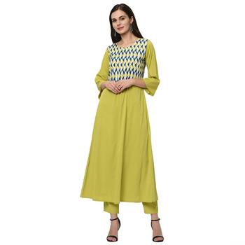 Women's Green Digital Print Flared Crepe Kurta 2