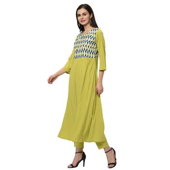 Women's Green Digital Print Flared Crepe Kurta 4