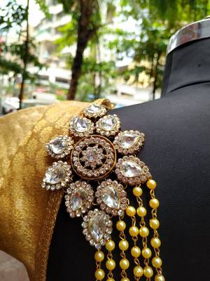 Gold brooch 2