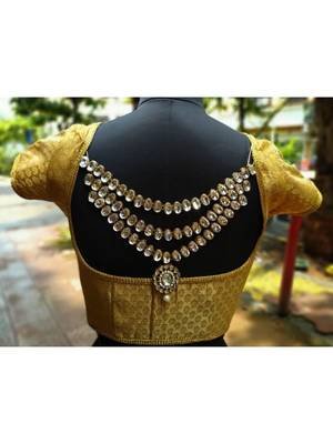 Gold brooch 1