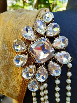 Gold brooch 2