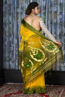 Yellow And Dark Moss Green Checkered Handloom Saree With Zari Work Pallu 2