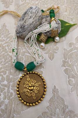 White pearl necklaces 1