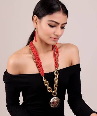 Wanderer's Spirit Necklace Set in Red 1
