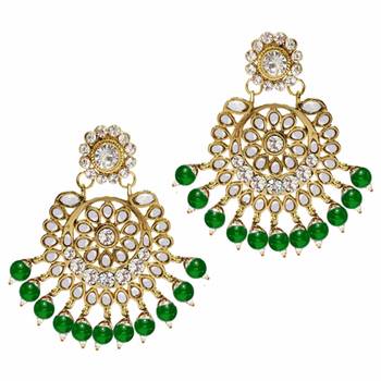 Gold Plated Traditional Kundan Pearl Earrings & Maang Tikka For Women  2
