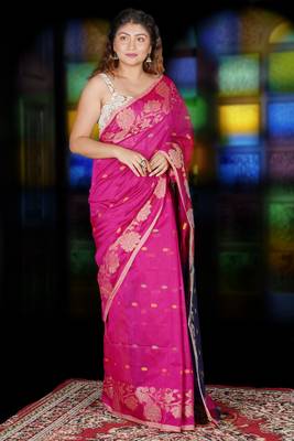 Magenta Saree With Peacock Motif Weaved Border & Navy Blue Pallu 1