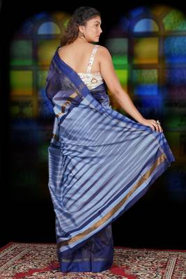 Light Sky Blue And Navy Blue Ikkat Weaving Blended Cotton Saree With Zari Pallu 2