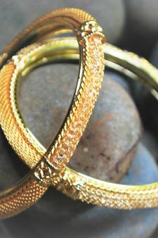 White pearls jadaoo - bangles with pink stones