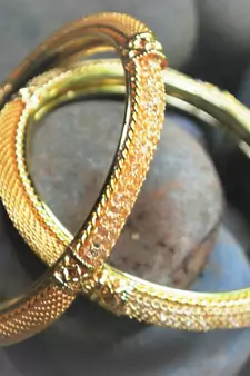 White pearls jadaoo - bangles with pink stones