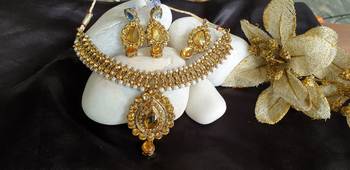 White stone studded kundan necklace set 1