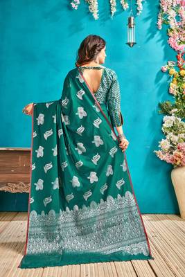 Green Woven Banarasi Saree With Blouse 2