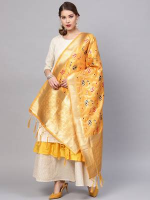 Sutram Women's Banarasi Yellow Silk Dupatta 1