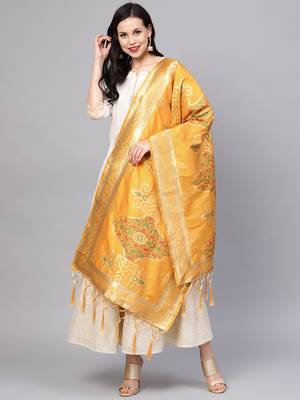 Sutram Women's Banarasi Yellow Silk Dupatta 1