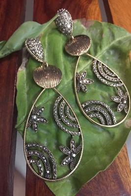 Gold crystal earrings 1