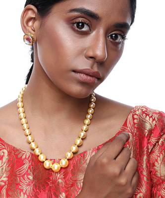 Pearl Neckpiece With Studs 1