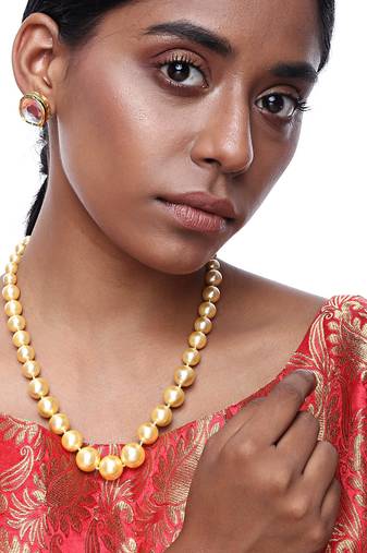 Pearl Neckpiece With Studs