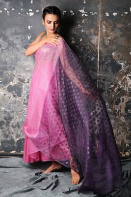 Pink woven silk blend saree with blouse 2