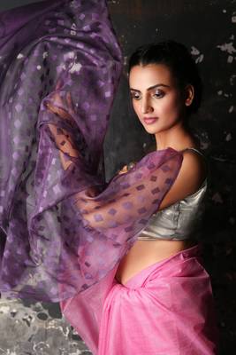 Pink woven silk blend saree with blouse 3