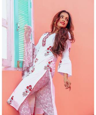 White Mughlai Handblock Suit With Chiffon Dupatta 4
