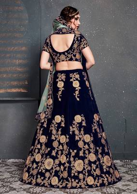dark blue zari embroidered wedding bridal velvet lehenga set choli with dupatta with dupatta 2