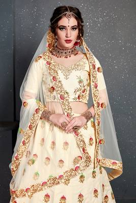  cream embroidered wedding lehenga set choli with dupatta with dupatta 4