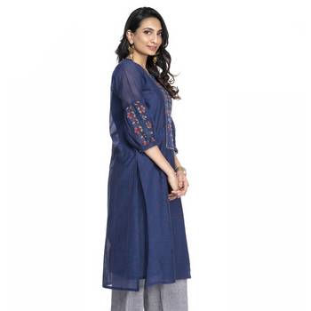 Women's Blue Chanderi Checks Printed Round Neck Straight Kurti 3