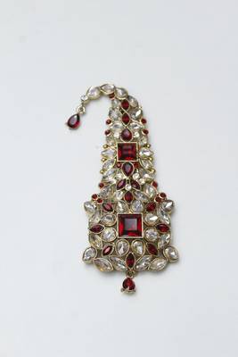 Red diamond brooch 1
