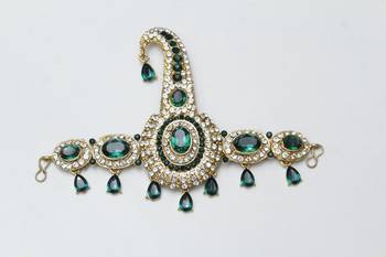 Green diamond brooch 1