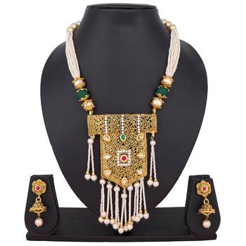Gold emerald  necklaces 1