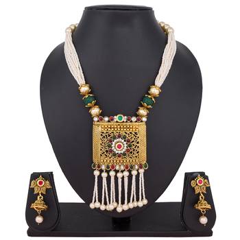Gold emerald  necklaces 1