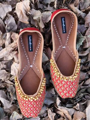 Red woven leather juttis 1