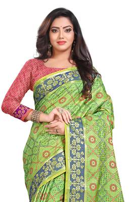 Green Woven Pure Kanjivaram Silk Saree With Blouse 2
