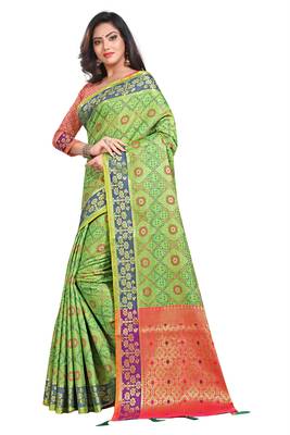 Green Woven Pure Kanjivaram Silk Saree With Blouse 3