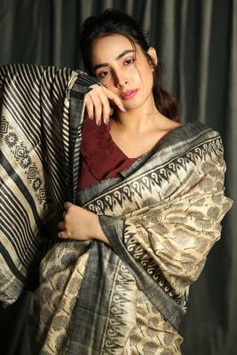 Beige Pure Gheecha Saree With Printed Designs 3