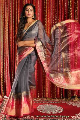 Grey Blended Silk Saree With Zari Border And Magenta Pallu 2